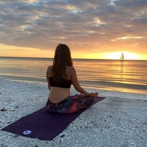 aurorae synergy yoga mat with microfiber towel